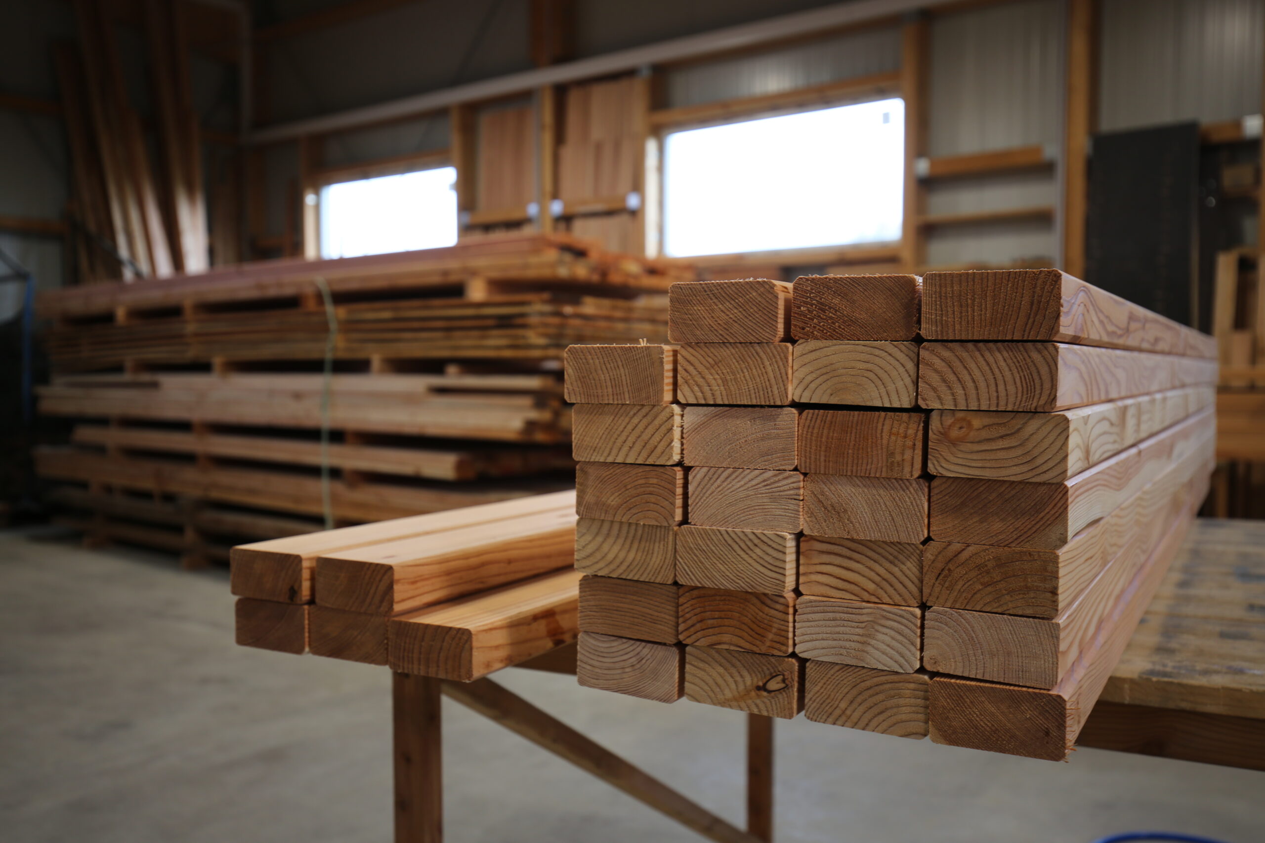 Holzbalken in der Wandel-Produktion