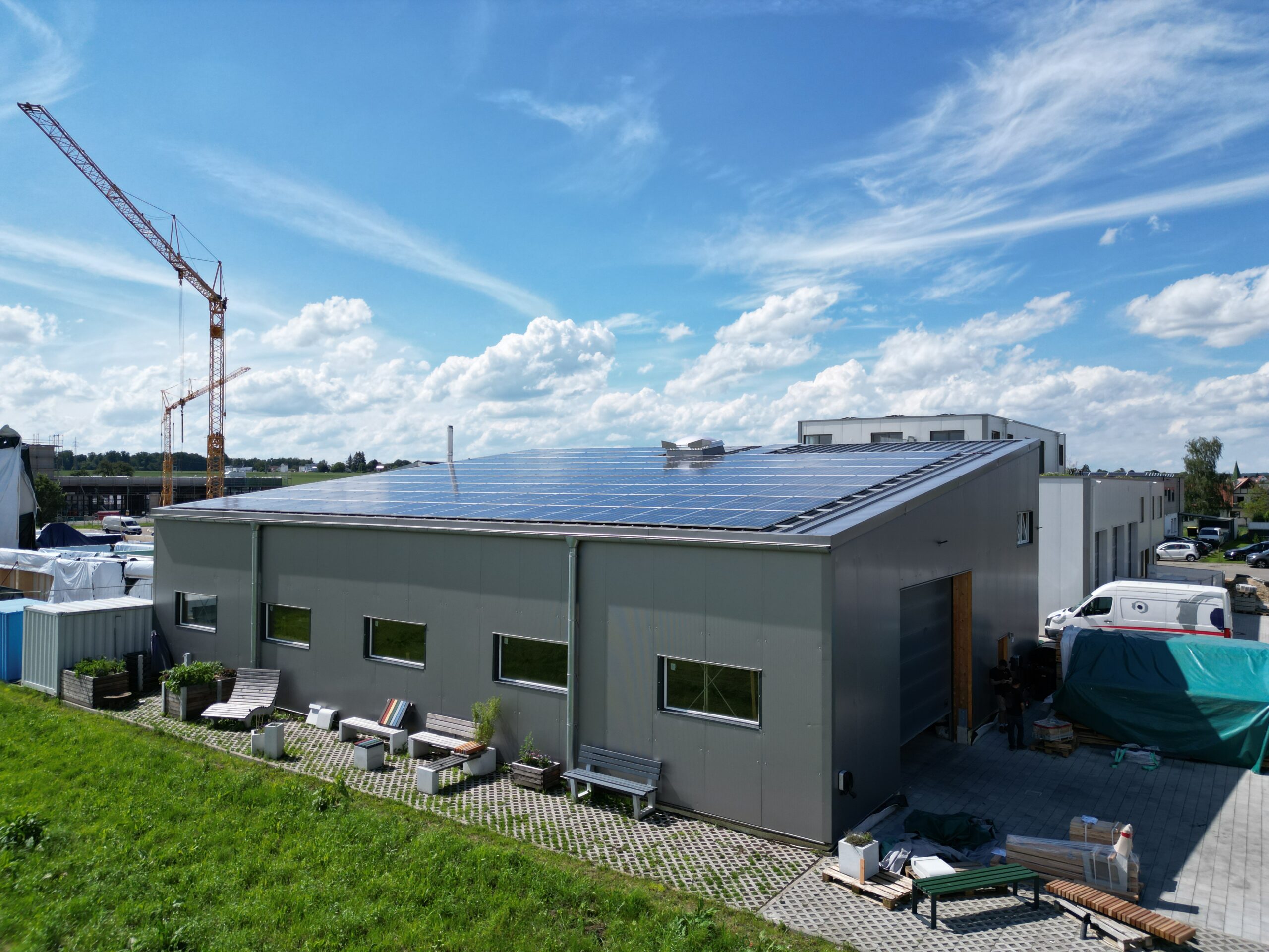 Produktionshalle mit Photovoltaikanlage